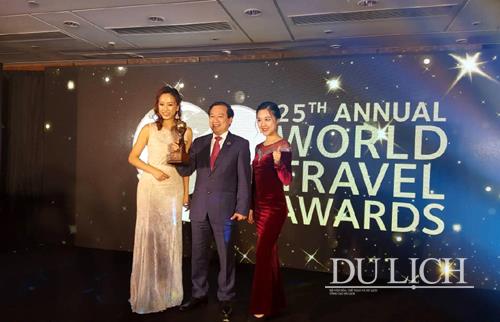 Phó Tổng cục trưởng Tổng cục Du lịch Hà Văn Siêu nhận giải thưởng